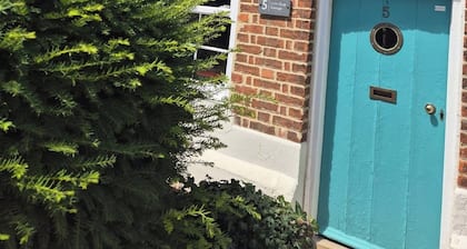 Cosy two bed cottage. Pet friendly!