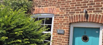 Cosy two bed cottage. Pet friendly!