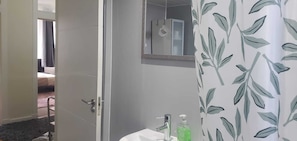 Séchoir à cheveux, serviettes fournies, savon, papier de toilette