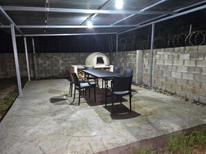 تناول الطعام بالخارج