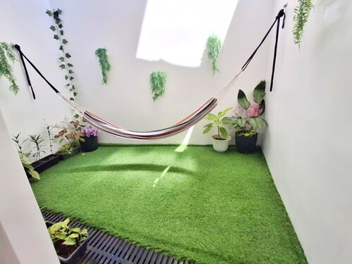 Patio+hammock+unwind+privacy+1st floor