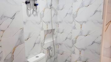 Een bidet, handdoeken, zeep, toiletpapier