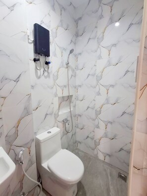 Bidet, Handtücher, Seife, Toilettenpapier
