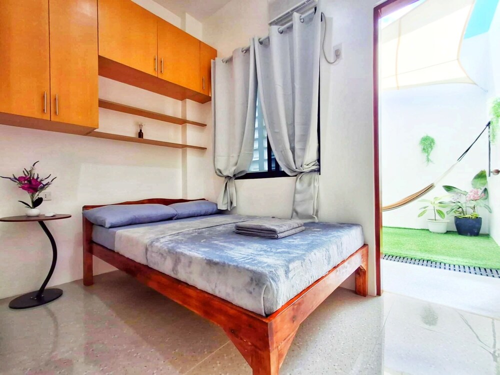 Patio+hammock+unwind+privacy+1st floor - Dipolog | Vrbo