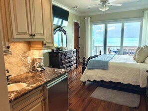 5 bedrooms, iron/ironing board, WiFi, bed sheets