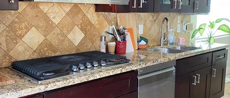 Micro-ondes, four, plaque de cuisson, lave-vaisselle