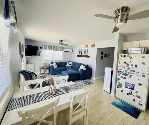 Adorable 1st floor, 3-bedroom condo with great porch 3 mins from the beach