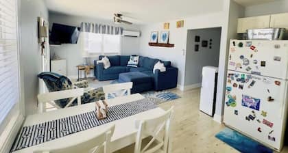 Adorable 1st floor, 3-bedroom condo with great porch 3 mins from the beach