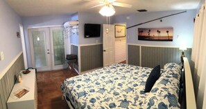 2 bedrooms, iron/ironing board, Internet, bed sheets - Walk or Bike to EVERYTHING, All about comfort and location. Newly renovated 2025 (Crystal River)