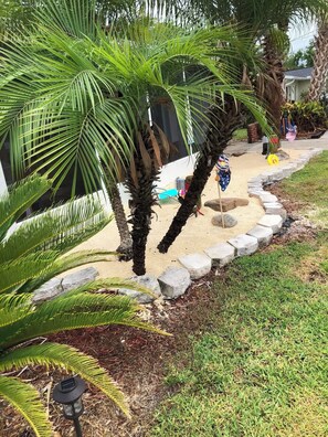 Property grounds - Walk or Bike to EVERYTHING, All about comfort and location. Newly renovated 2025 (Crystal River)