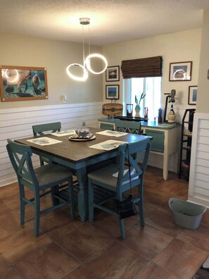 Dining - Walk or Bike to EVERYTHING, All about comfort and location. Newly renovated 2025 (Crystal River)