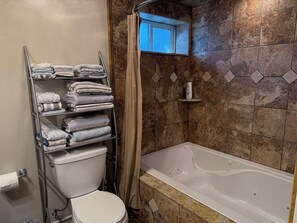 ジェットバス、ヘアドライヤー、タオル、石鹸