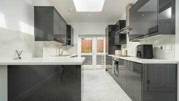 Kjøleskap, mikrobølgeovn, ovn og kokeplater