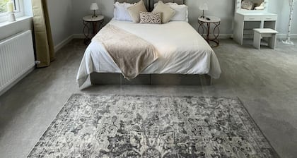 Spacious 6-Bed Home with 4 Baths in Manor Park