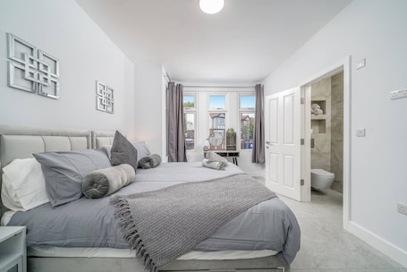 Iron/ironing board, free WiFi, bed sheets. Spacious 6BR Apt | Manor Park Retreat