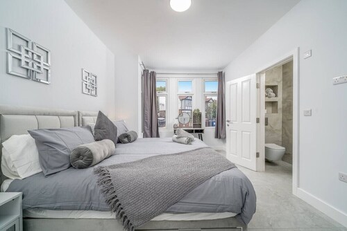 Spacious 6BR Apt | Manor Park Retreat