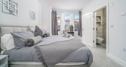 Spacious 6BR Apt | Manor Park Retreat