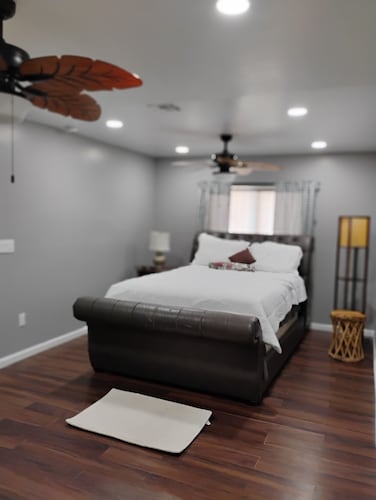 3-bdm home, sunny El Paso near shops, medical, schools, restaurants, & more