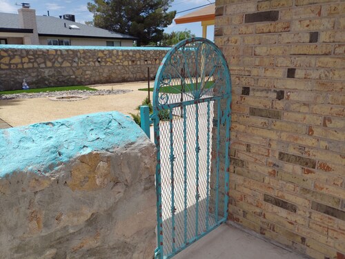 3-bdm home, sunny El Paso near shops, medical, schools, restaurants, & more