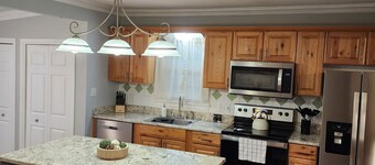 Charming 2-bedroom bungalow in central serene Fayetteville with AC
