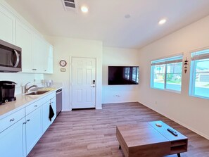 Køleskab, mikrobølgeovn, kogeplade, kaffe-/temaskine