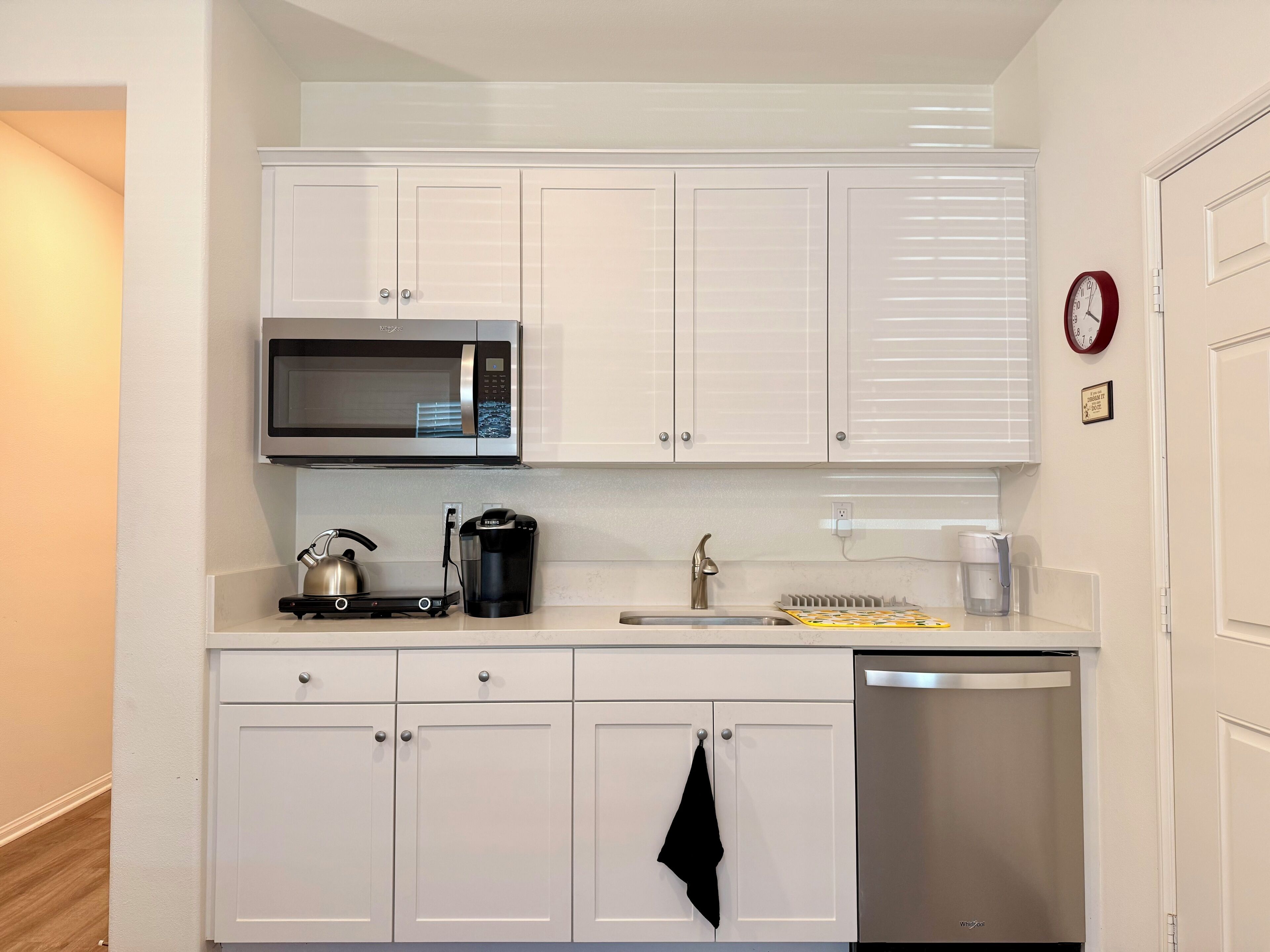 Réfrigérateur, four à micro-ondes, surface de cuisson, cafetière-théière