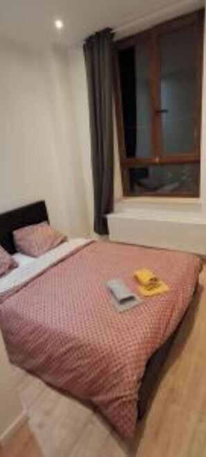1 bedroom, iron/ironing board, internet, bed sheets