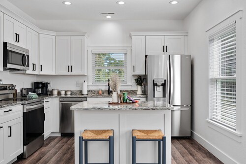 Close To Attractions & Beaches! Dog Friendly! T1