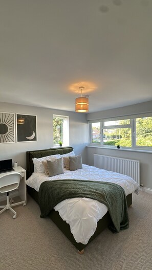 3 bedrooms, iron/ironing board, internet, bed sheets