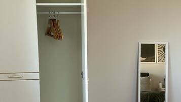 3 bedrooms, iron/ironing board, internet, bed sheets