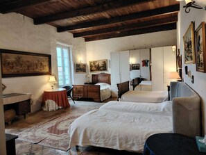 1 habitación, tabla de planchar con plancha, wifi y ropa de cama 