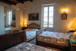 1 habitación, tabla de planchar con plancha, wifi y ropa de cama 