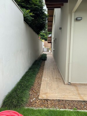 المنطقة المحيطة بالمنشأة