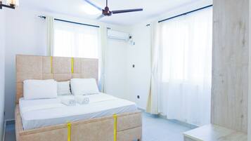 2 quartos, ferros/tábuas de passar roupa, acesso à internet