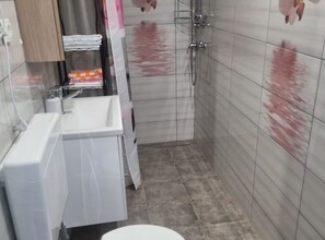 House (Two-Bedroom Holiday Home) | Bathroom | Shower, towels - Holiday Home Katica (Marija Bistrica)