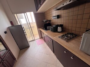 Een koelkast, een oven, een kookplaat, een koffiezetapparaat/waterkoker