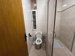 Shower, hair dryer, towels, soap - Y&J Stay - Modern and Comfort (Marrakech)