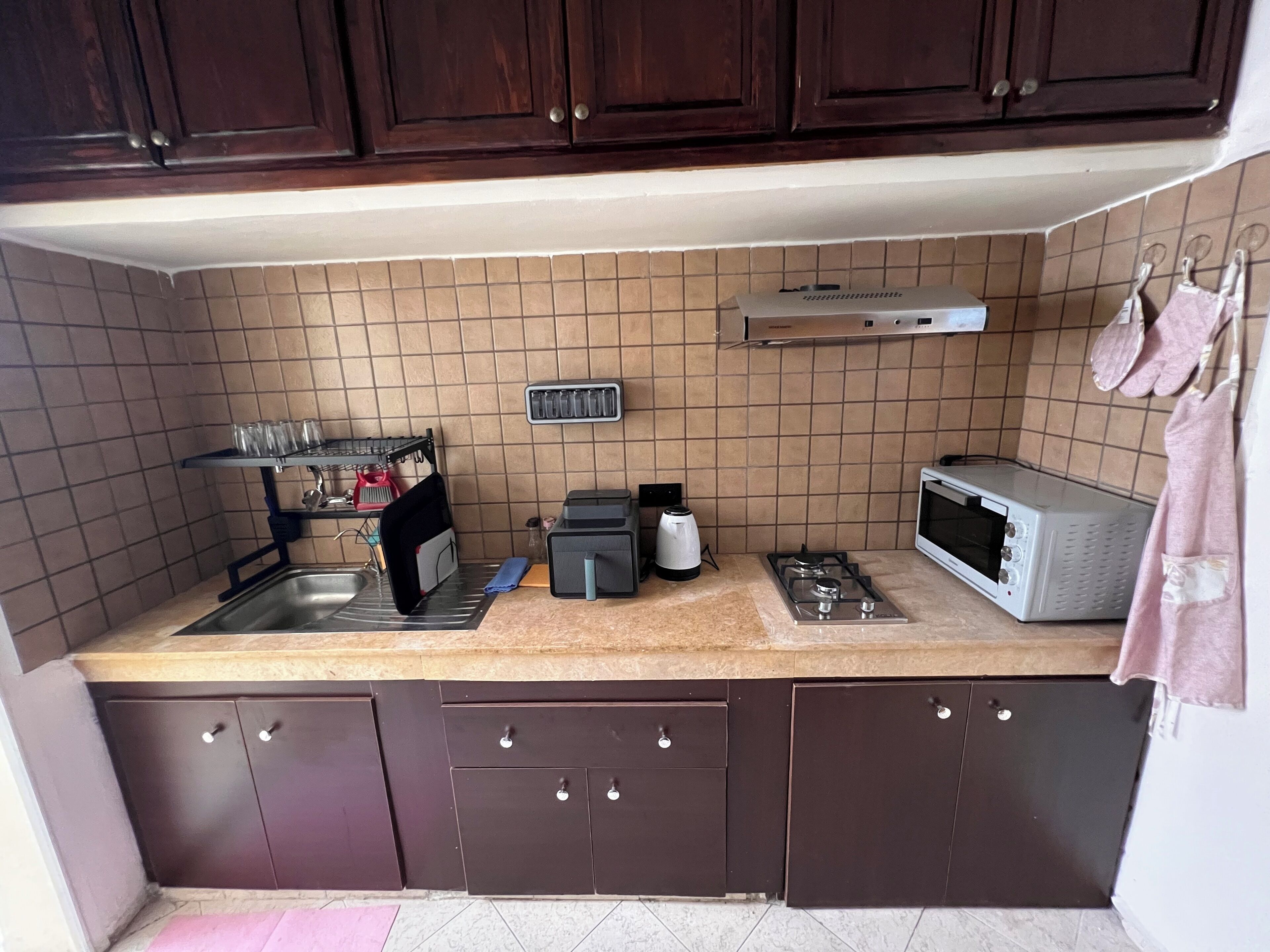 Réfrigérateur, four, plaque de cuisson, cafetière/bouilloire