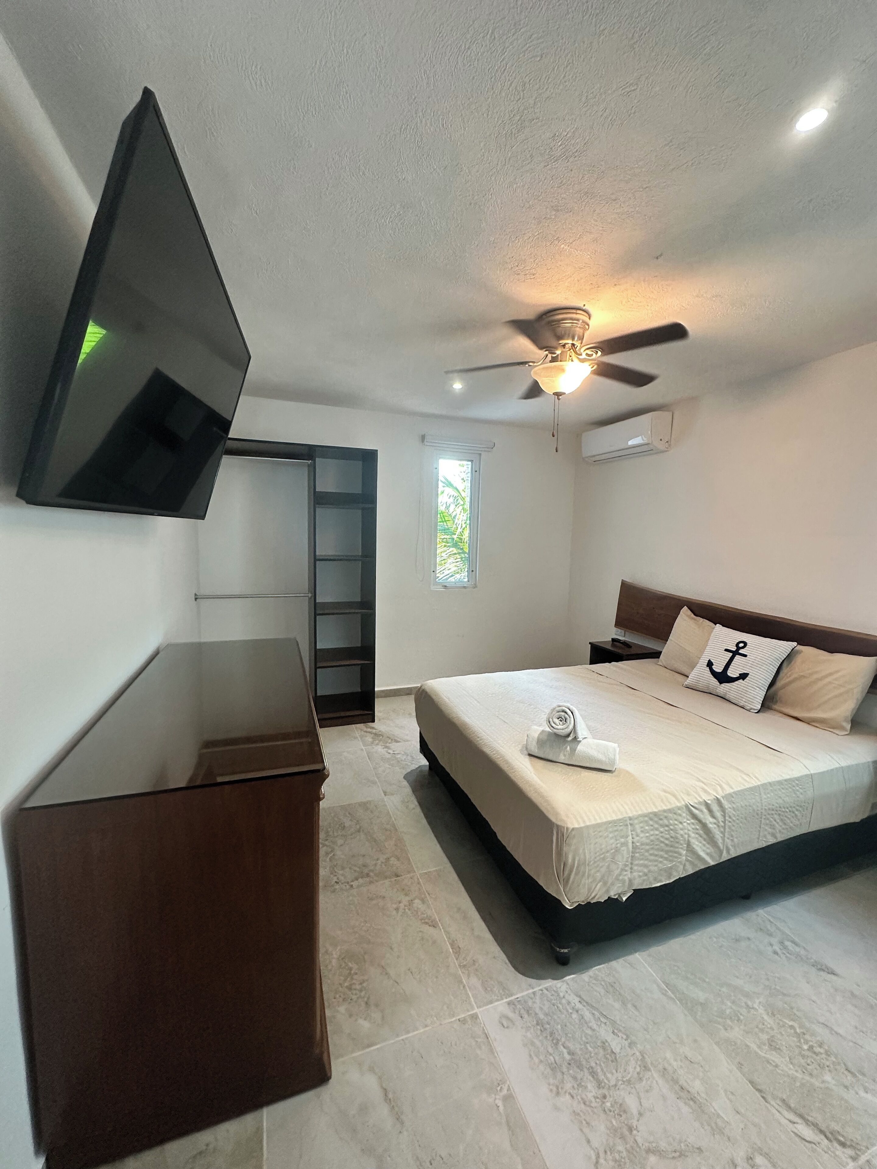 7 slaapkamers, een strijkplank/strijkijzer, beddengoed