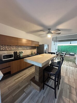 Microwave, stovetop - Beautiful 7 bedroom oceanfront home with private pool (Cancún)