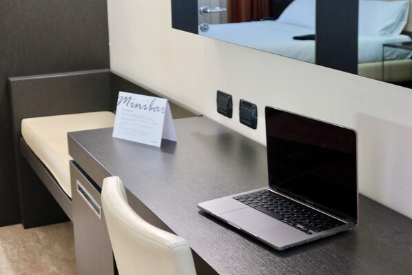 Comfort Double Room | In-room safe, desk, laptop workspace, blackout drapes