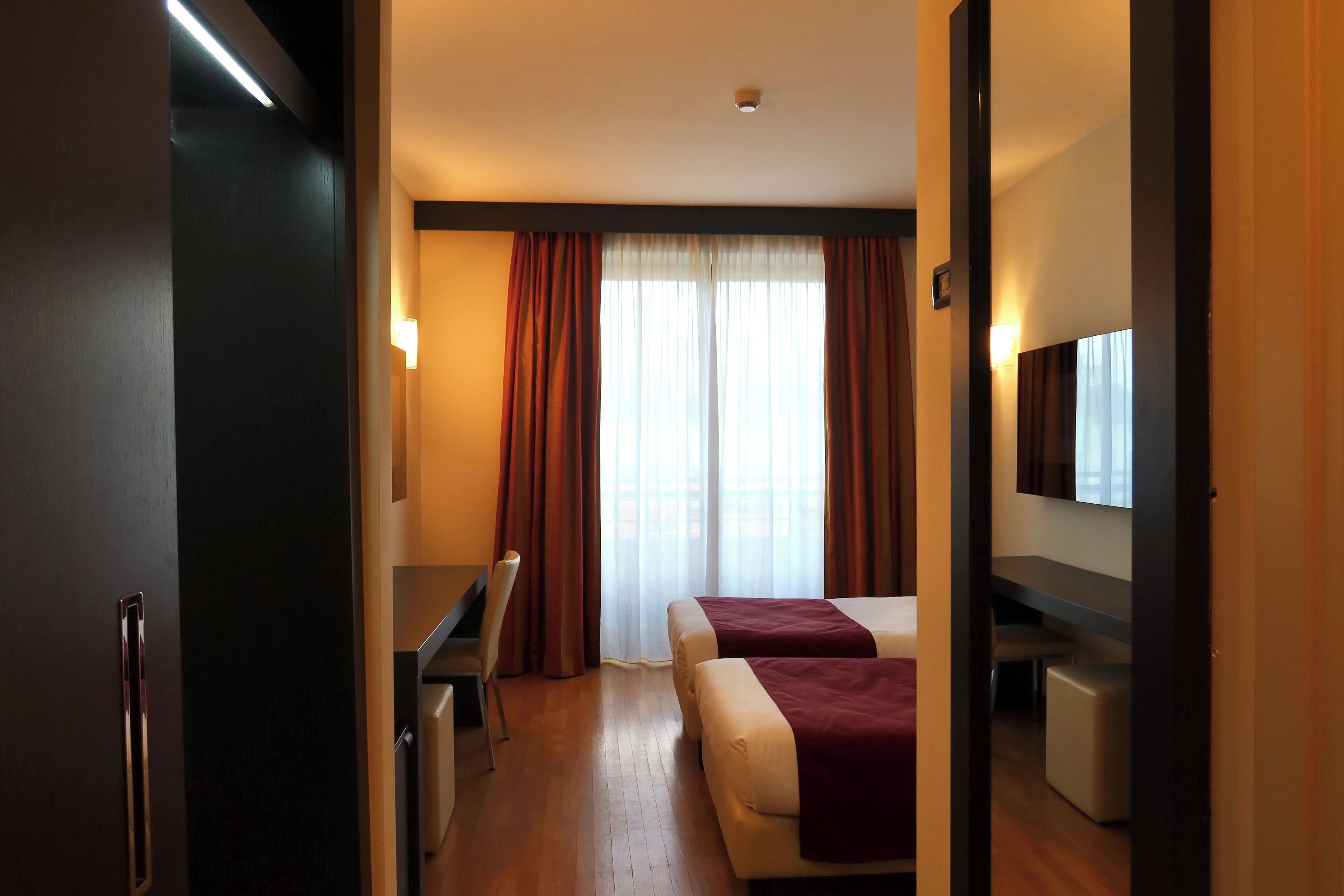 Business Double Room | In-room safe, desk, laptop workspace, blackout drapes