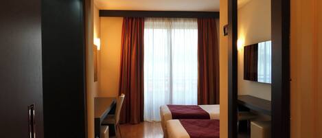 Business Double Room | In-room safe, desk, laptop workspace, blackout drapes