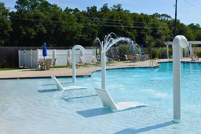 Beachy Villa! Just Renovated/2 Min to Beach/Pools!