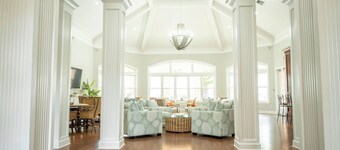 Beachy Villa! Just Renovated/2 Min to Beach/Pools!