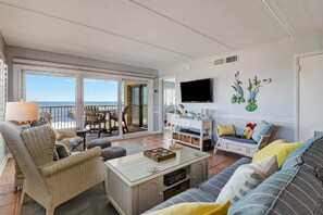 Appartement, 2 chambres, balcon, vue mer | Coin séjour