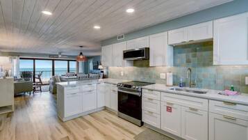 Apartment, 3 Bedrooms, Balcony, Sea View | Private kitchen