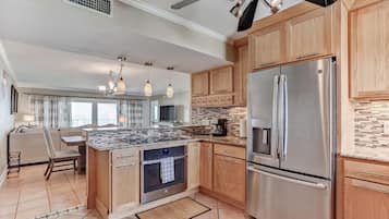 Apartment, 3 Bedrooms, Balcony, Sea View | Private kitchen | Full-size fridge, microwave, oven, stovetop