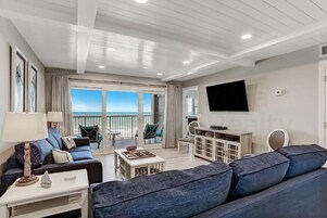 Apartment, 2 Bedrooms, Balcony, Ocean View | Living area
