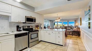 Apartment, 3 Bedrooms, Sea View | Private kitchen | Full-sized fridge, microwave, oven, stovetop